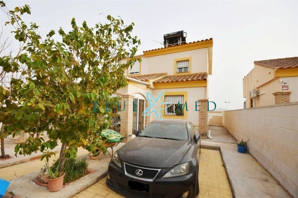 Preciosa villa de gran tamaño con piscina comunitaria.