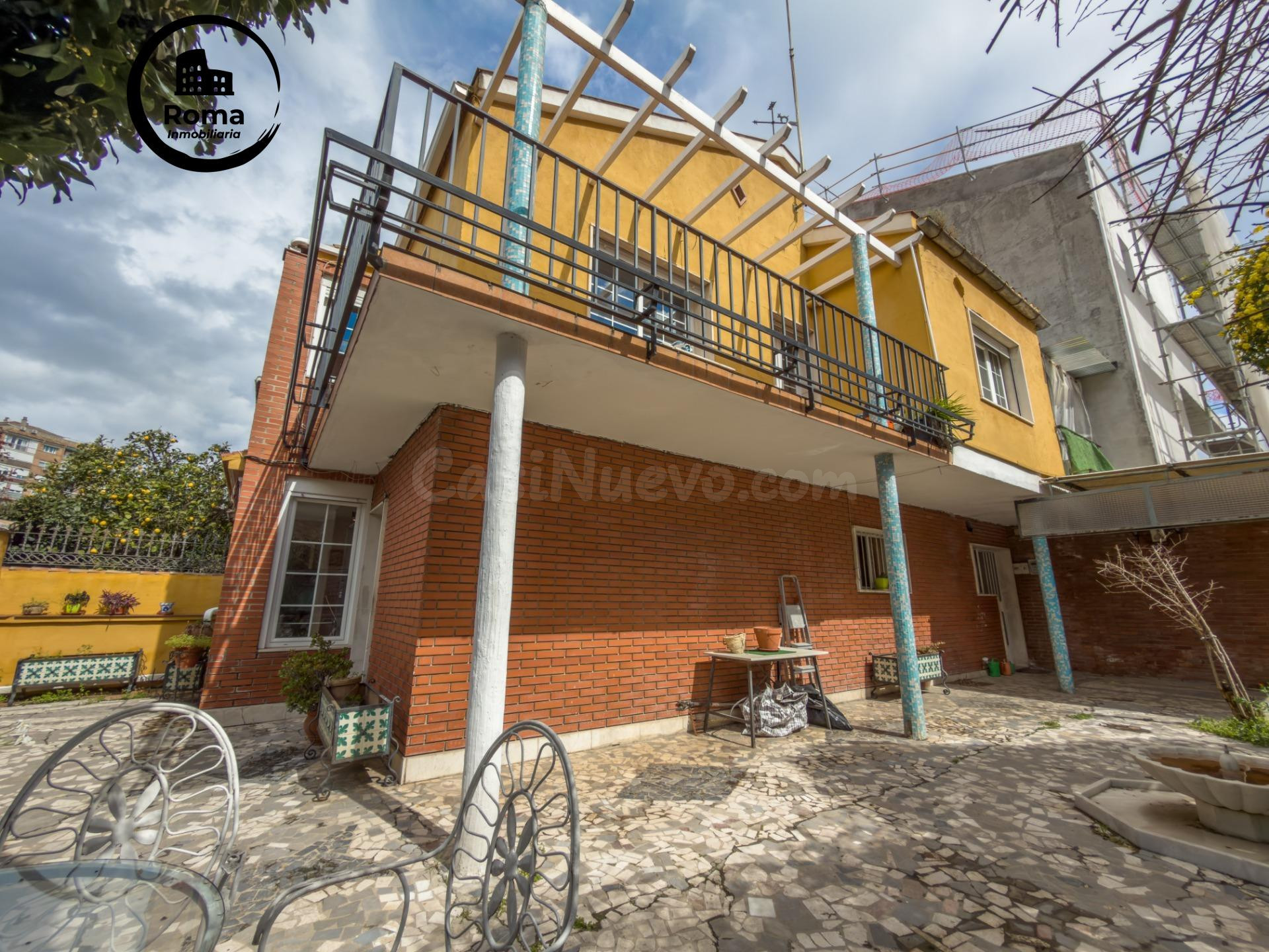DISFRUTE DEL CENTRO DE GRANADA SIN RENUNCIAR A LAS COMODIDADES DE UNA CASA PAREADA CON JARDIN