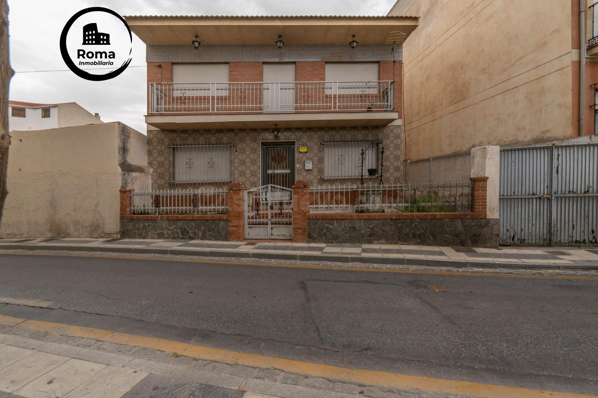 SE VENDE CASA CON UNA PARCELA DE 461 m2 (EN EL CENTRO DE LOS OGÍJARES).