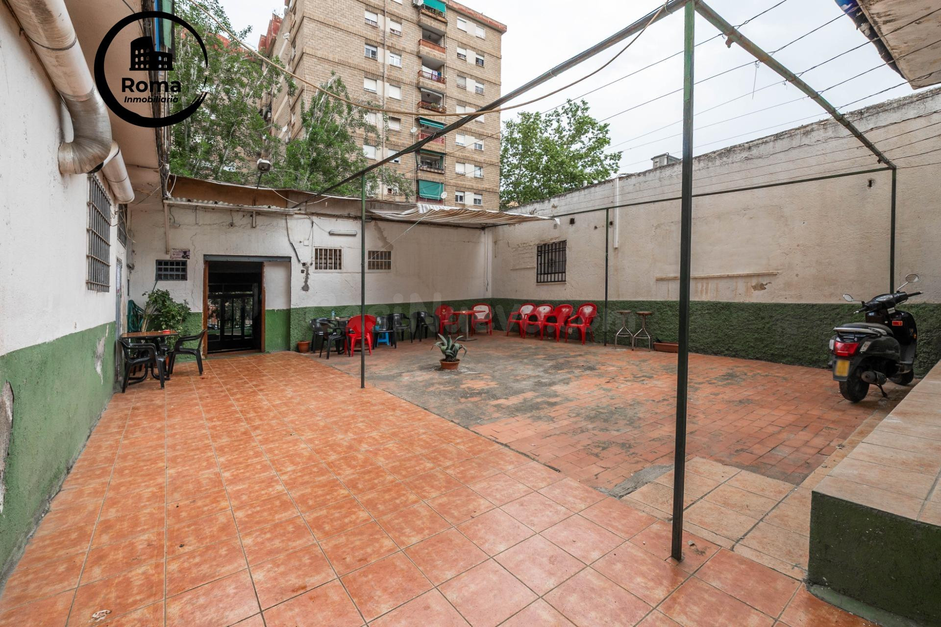AMPLIO LOCAL CON TERRAZA Y MULTIPLES POSIBILIDADES!!!!!!!!!!