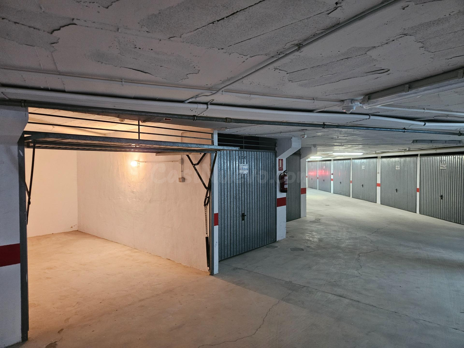 Plaza de garaje  situada en la urbanización Miradores del Puerto, ubicada en el kilómetro 14 de La Manga del Mar Menor.