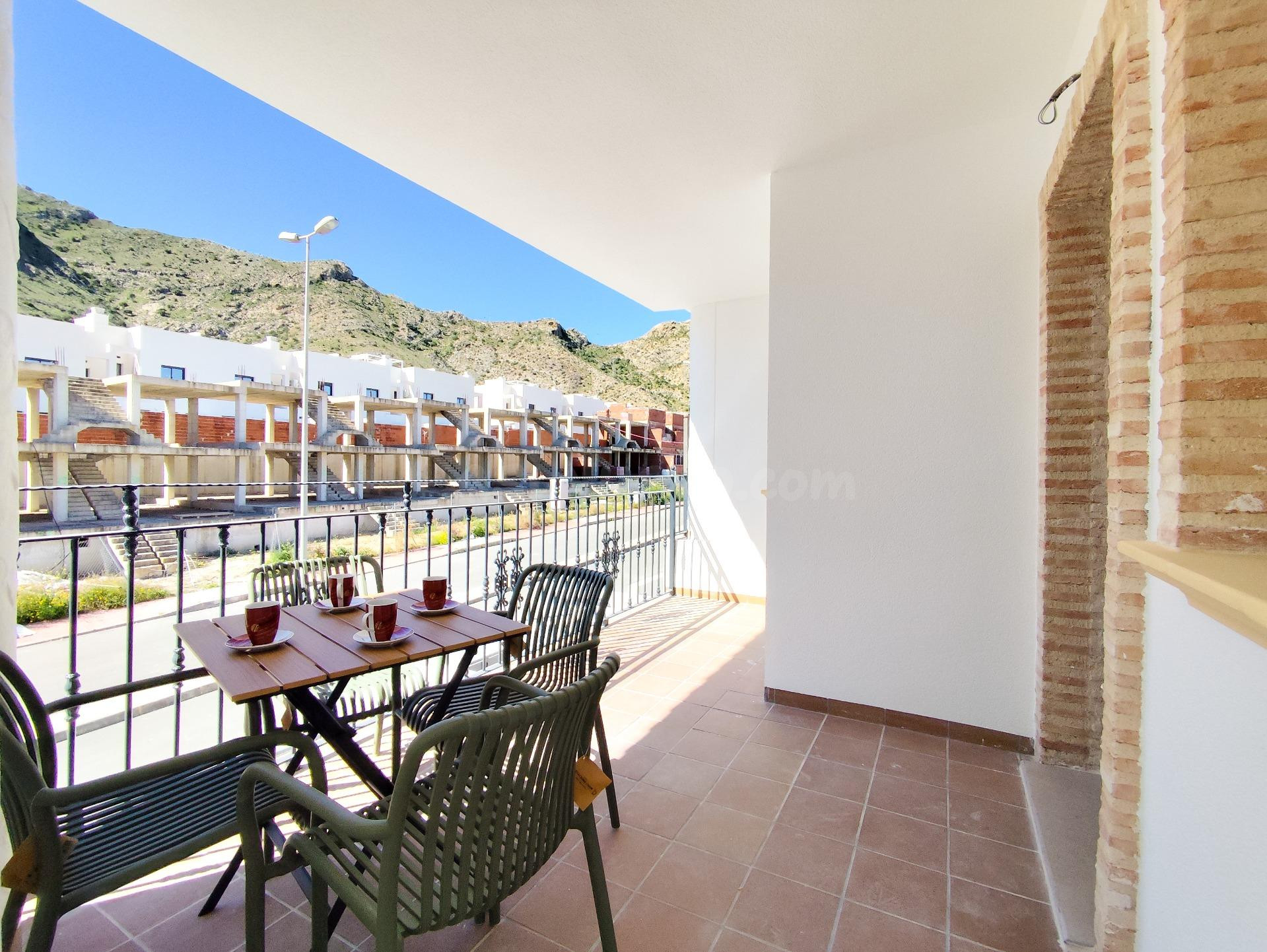 Bungalow planta baja con encanto y vistas a la montaña en Cox