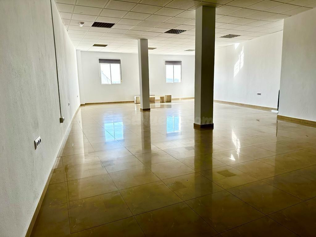 Local comercial 4 habitaciones 240m² en alquiler - Fuente ob