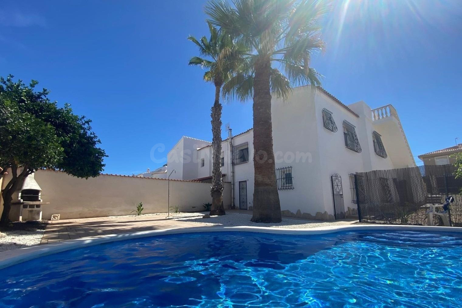 Maravillosa villa (aprox. 184 m2) en una parcela privada de 416 m2 con jardín y gran piscina privada.