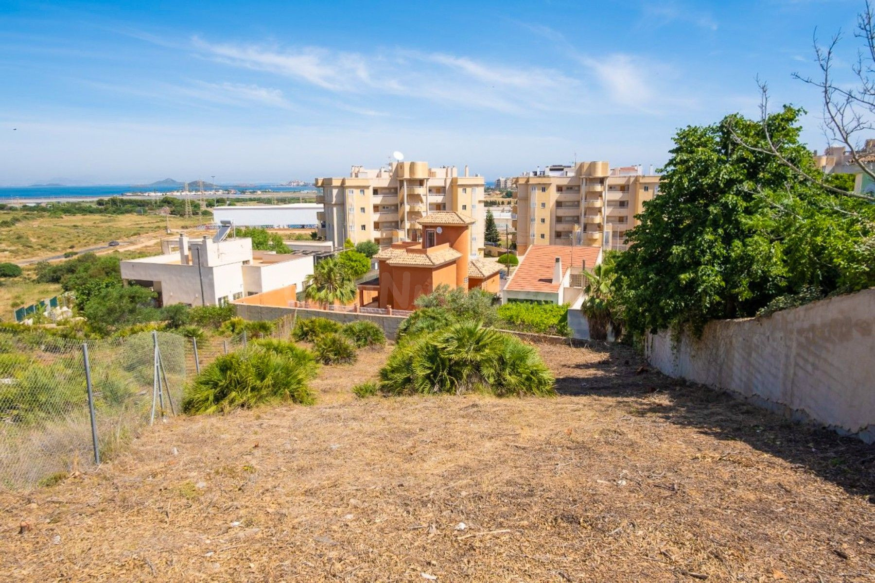 Parcela de 586 m2 con vistas al mar para la construcción de una villa de hasta 205 m2.