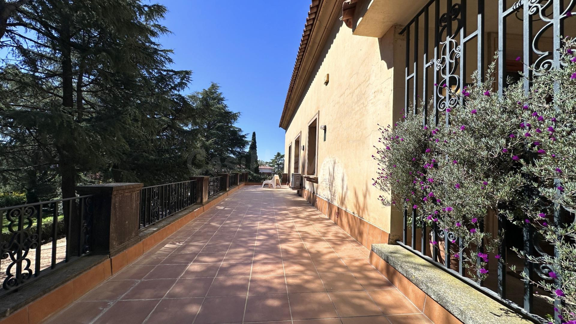 Si buscas una residencia con presencia, esta finca juega en otra liga - foto 3