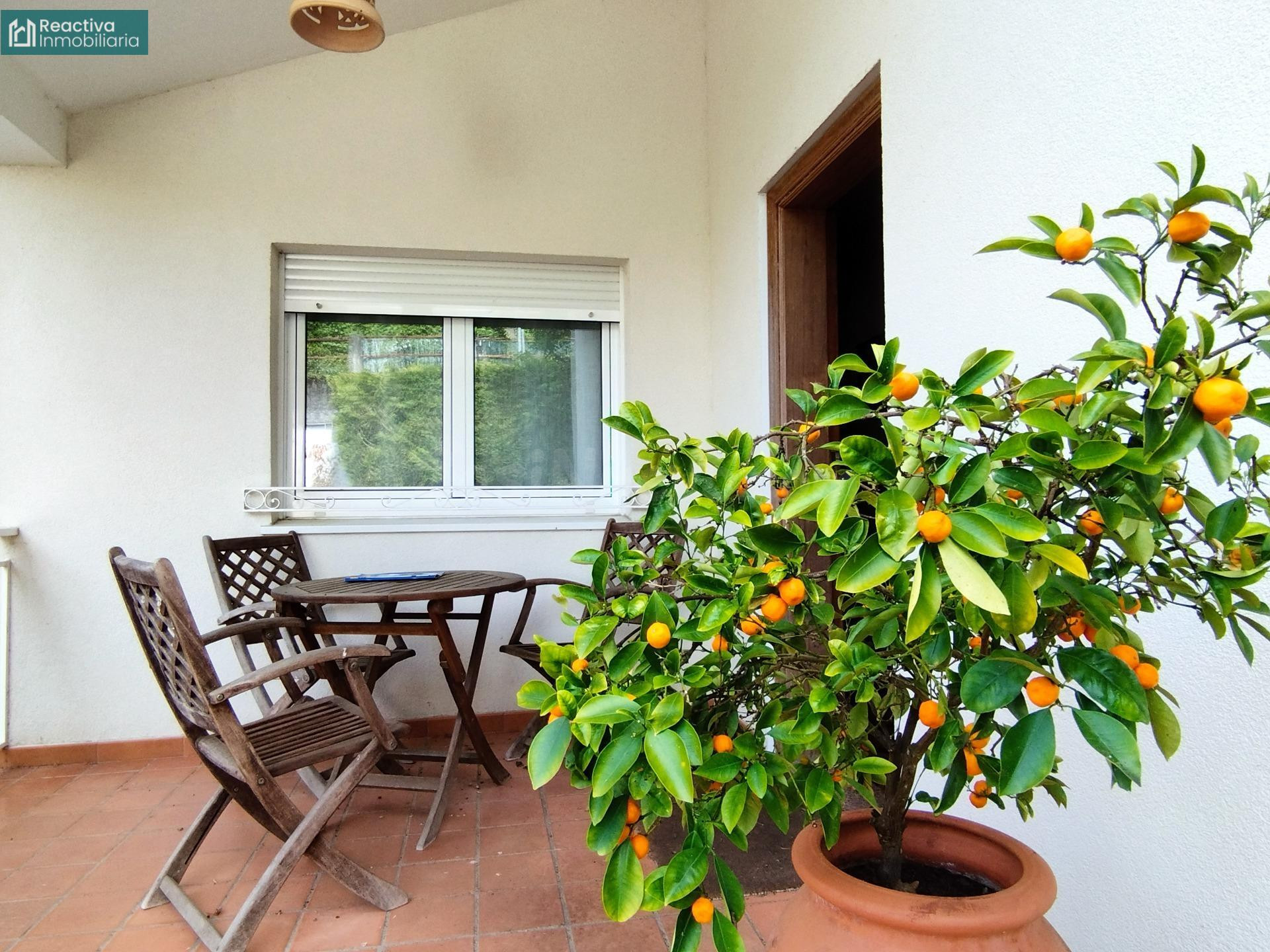 Chalet con finca en urbanización Los Tilos, a 10 minutos de Santiago