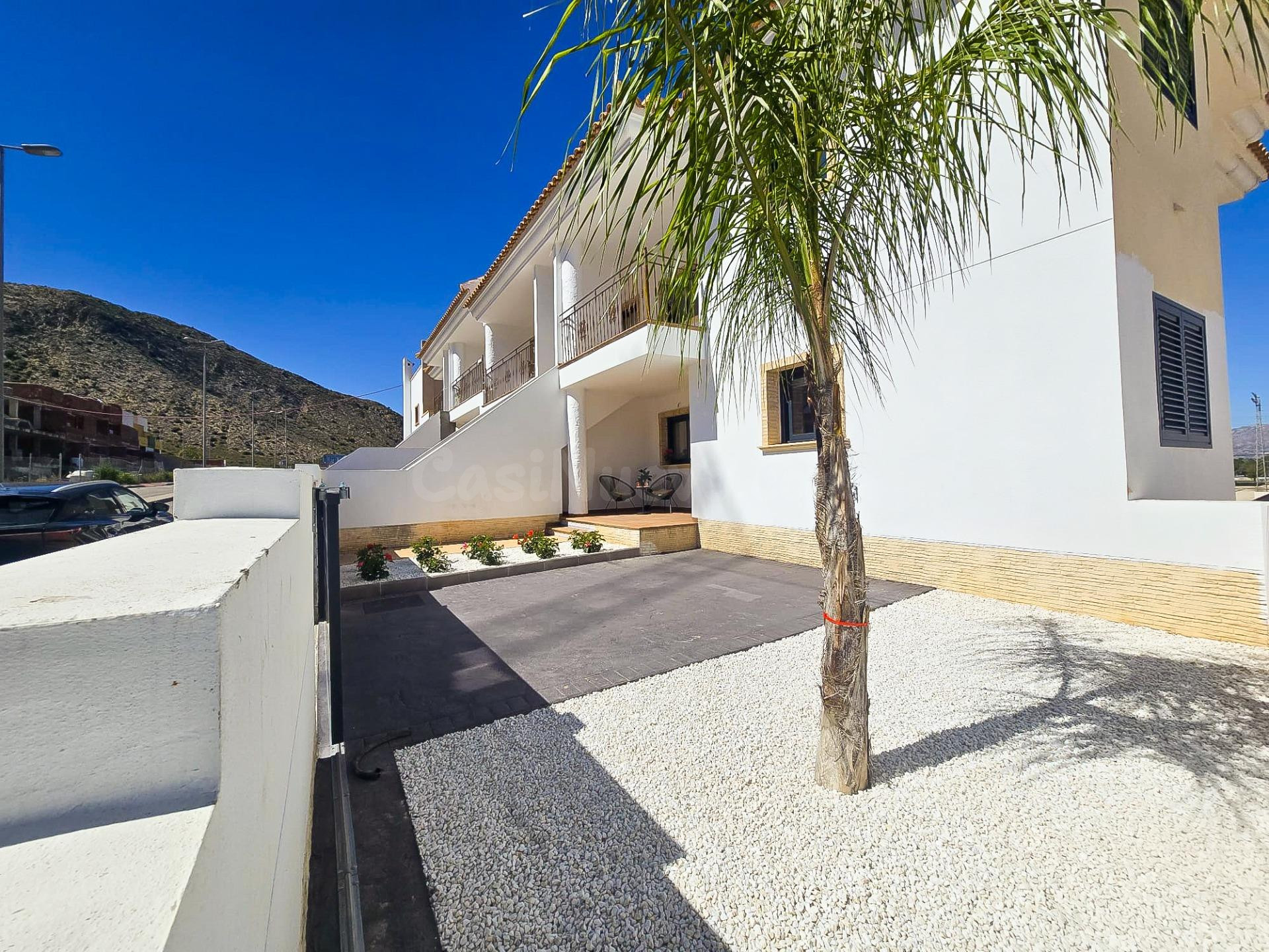 Bungalow planta baja con amplitud y vistas a la montaña en Cox