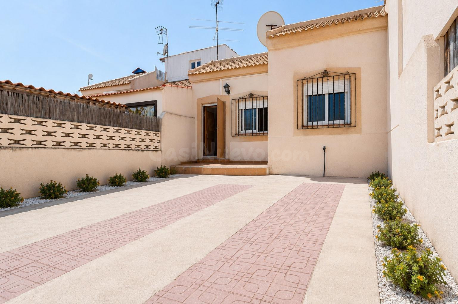 Chalet Adosado con amplios exteriores y solárium con vistas al mar en Los Frutales