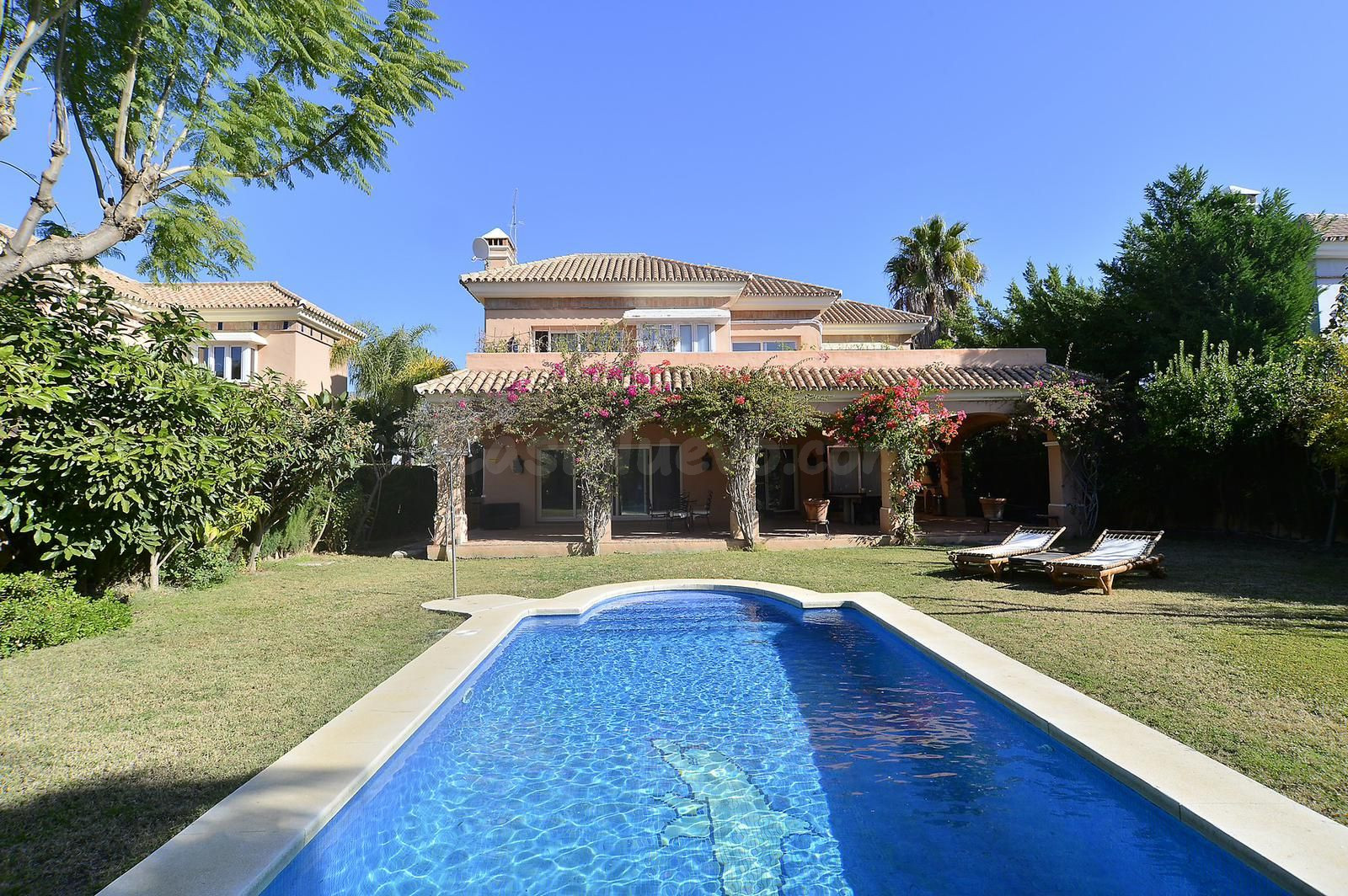 Casa 4 habitaciones 400m² en venta - Nueva Andalucia