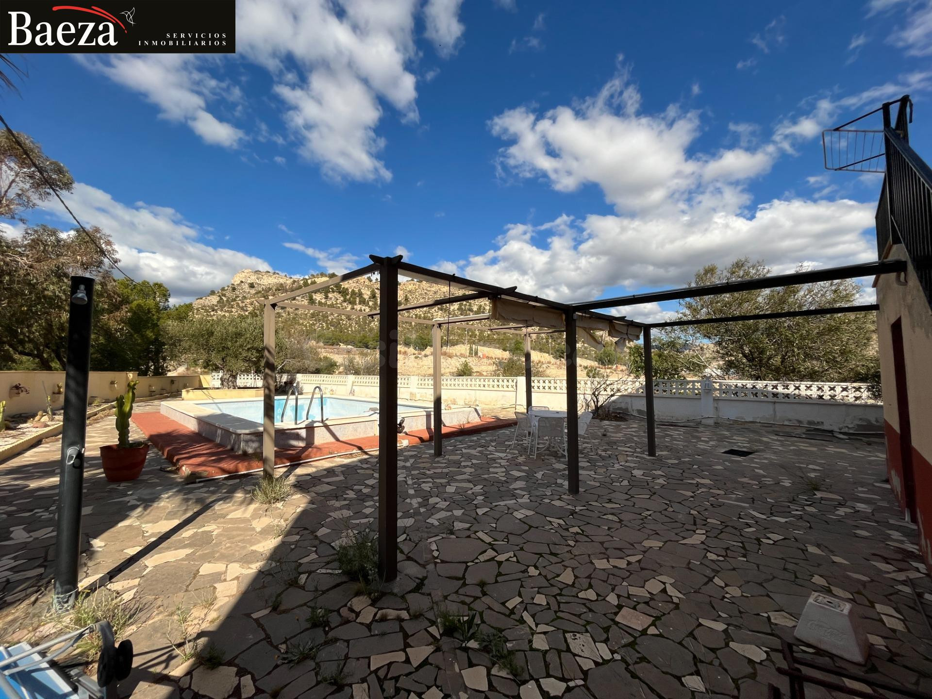 Chalet pareado con piscina, huerto de 7.000 m2 y vistas a la montaña junto a Jijona