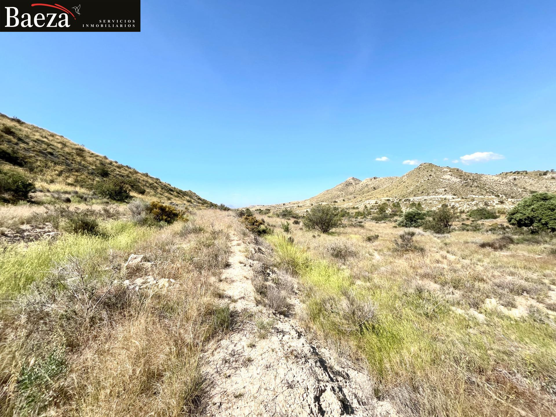 Parcela rústica de 58.000 m2 con excelentes vistas y acceso directo junto a Xixona