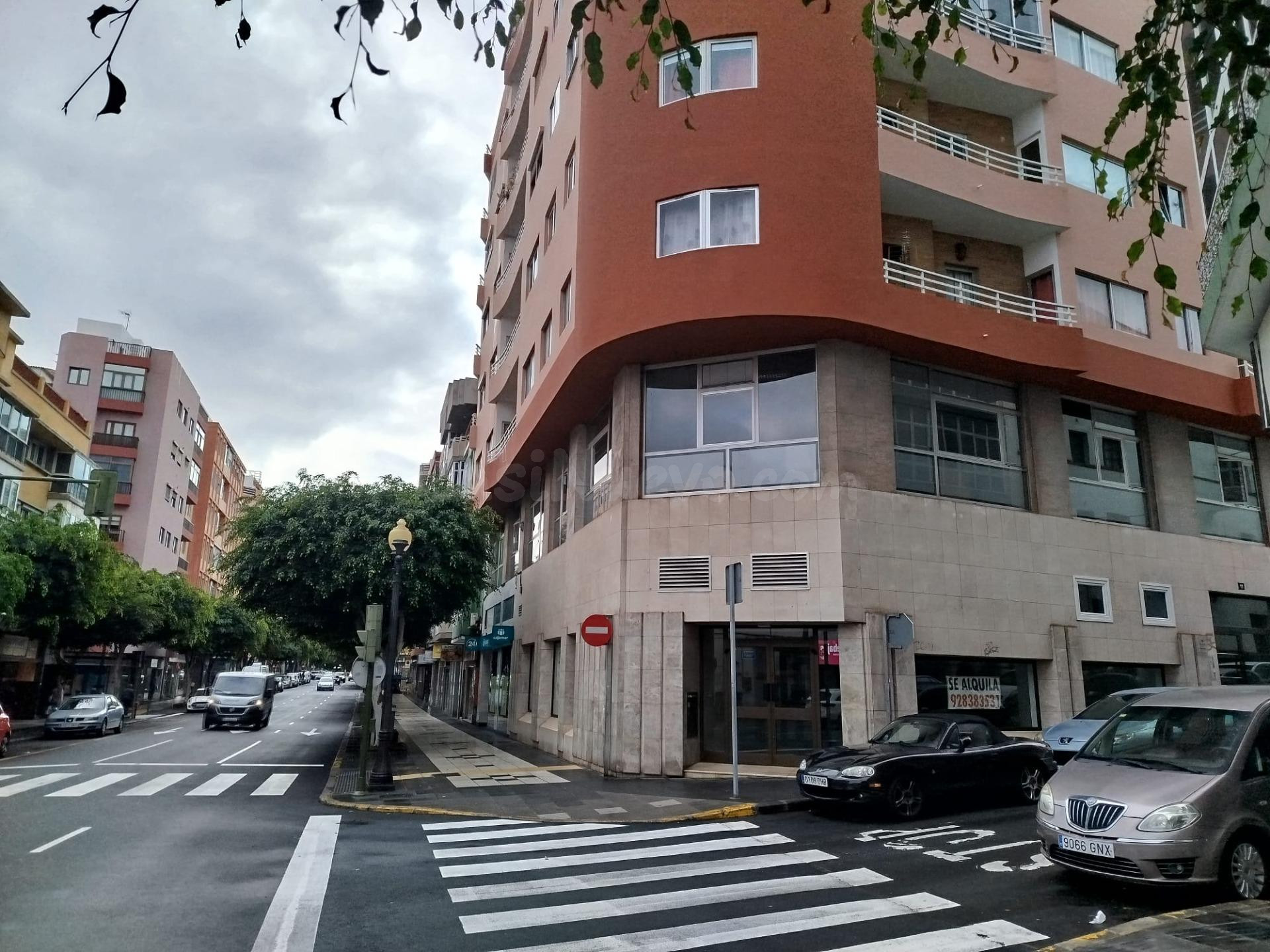 Local comercial 850m² en alquiler - Arenales