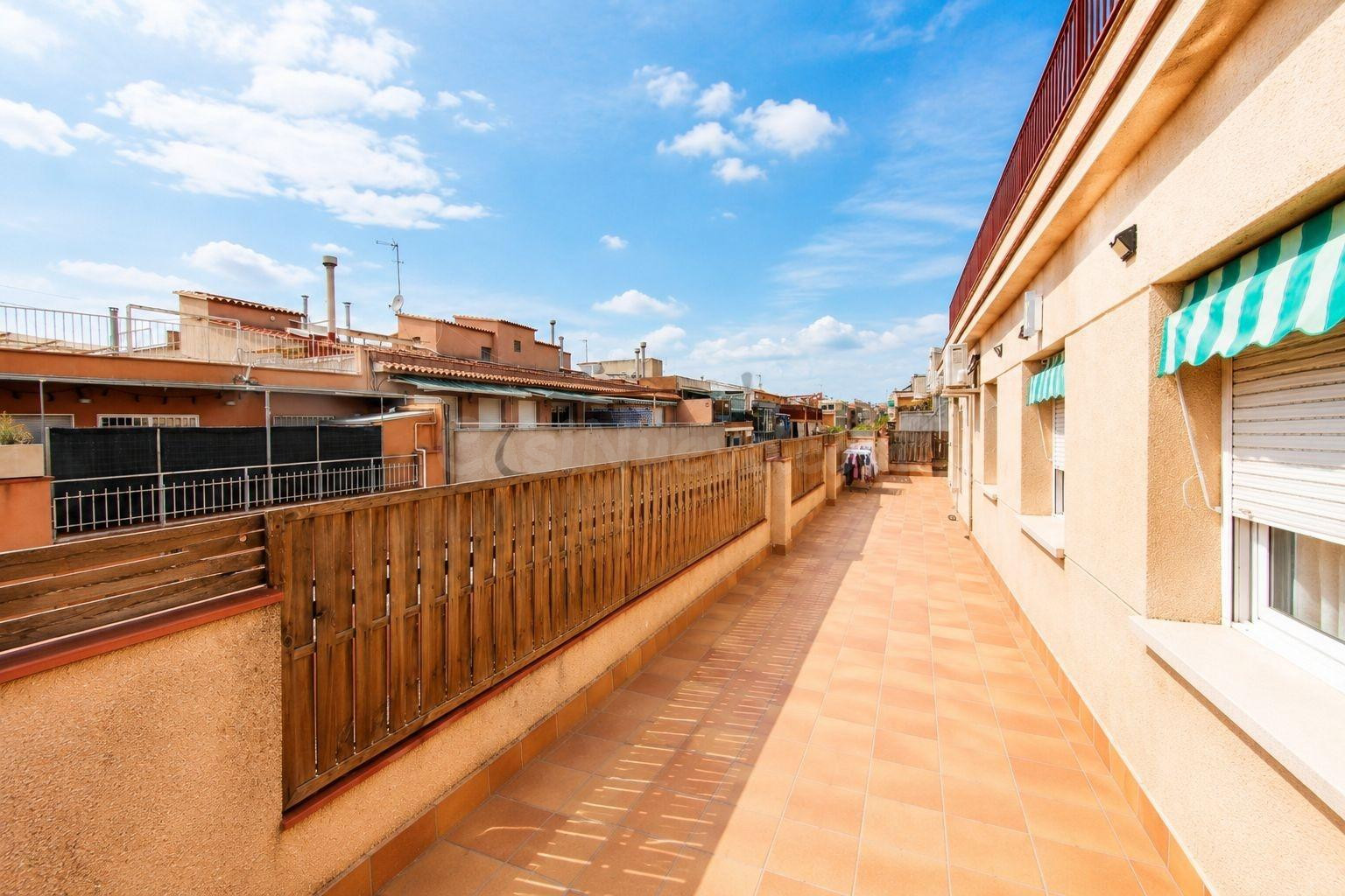 ÁTICO EXCLUSIVO Y ESQUINERO EN PLENO CENTRO, CON GRAN TERRAZA A PIE DE COMEDOR Y VISTAS DESPEJADAS