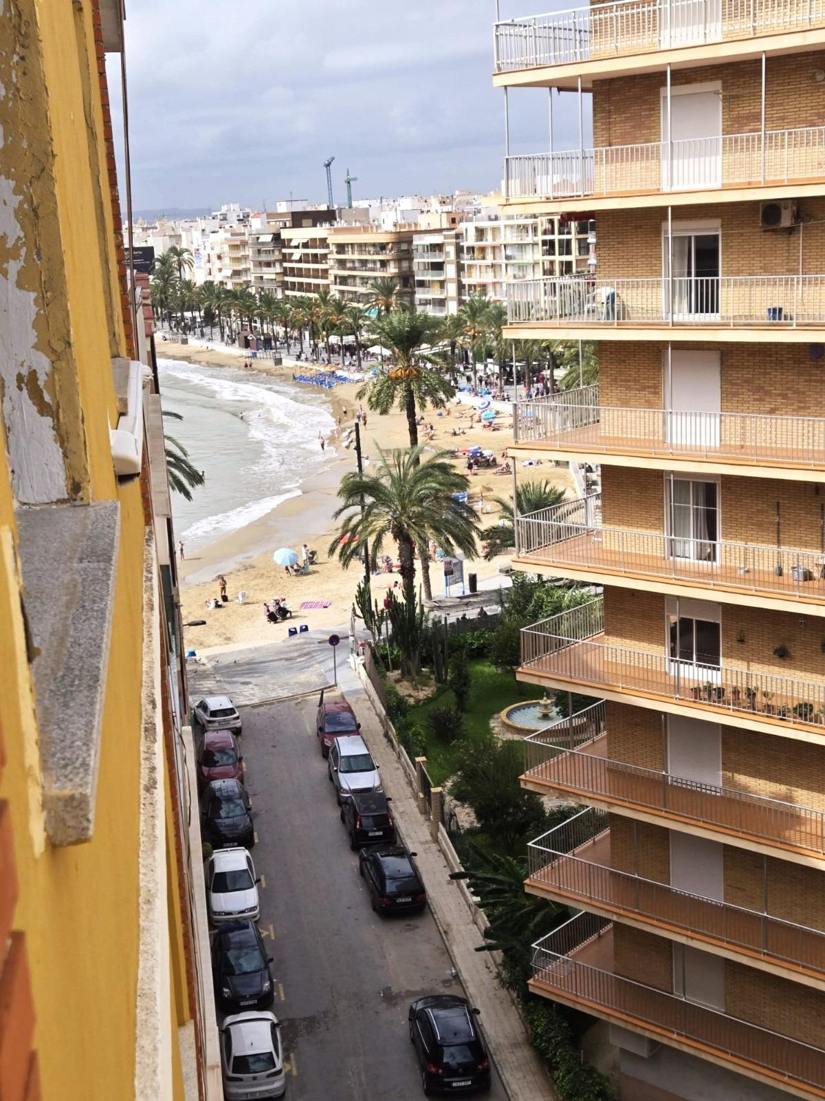 se vende atico de 3 dormitorios y 1 baño en distancia 50 m hasta la playa Del Cura en Torrevieja