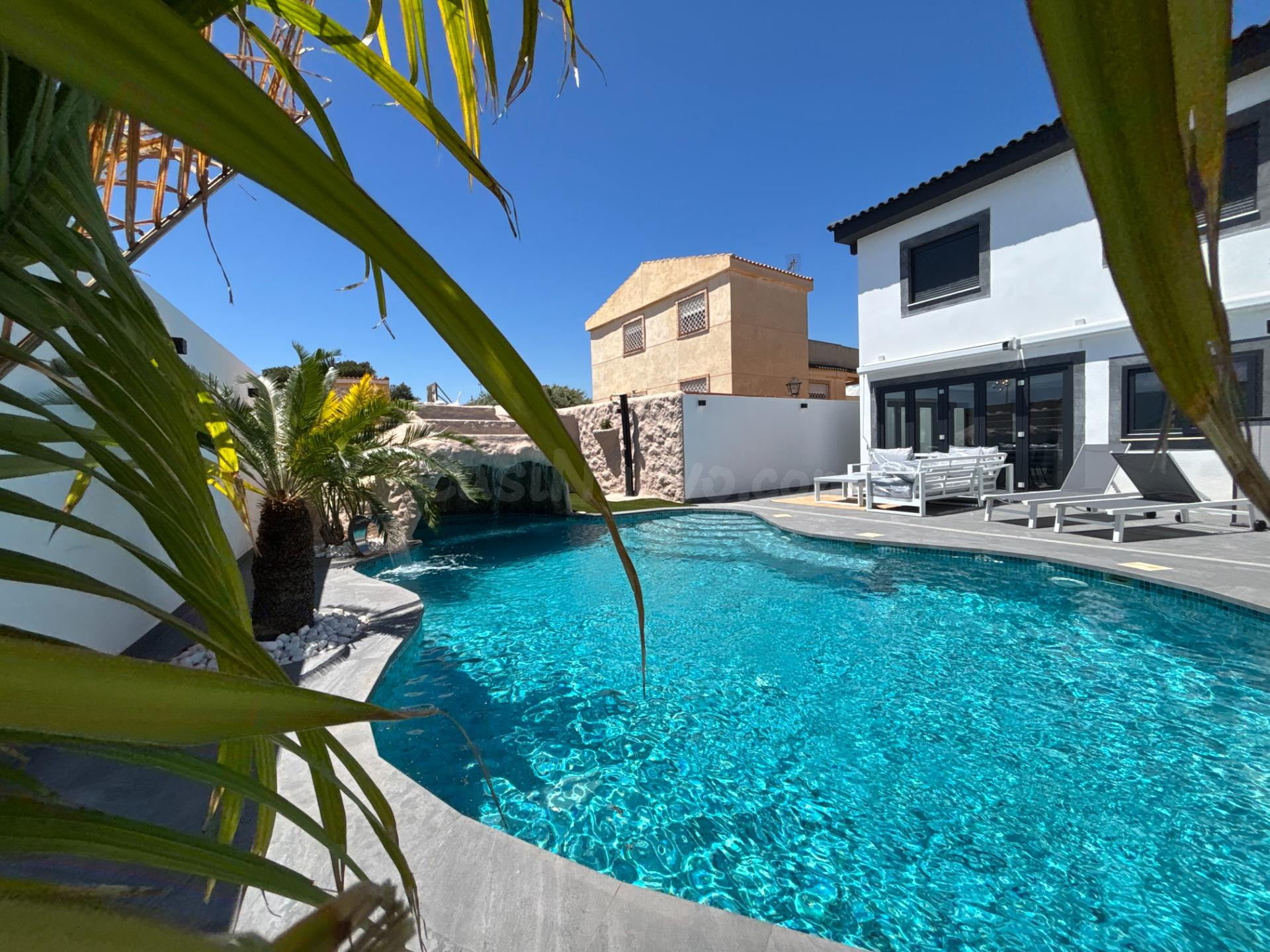 VILLA DE LUJO EN LOS URRUTIAS – PISCINA PRIVADA, JACUZZI Y DISEÑO EXCLUSIVO A 1 KM DEL MAR INCLUIDO TERRENO DE 484 M2 URBANO COLINDANTE