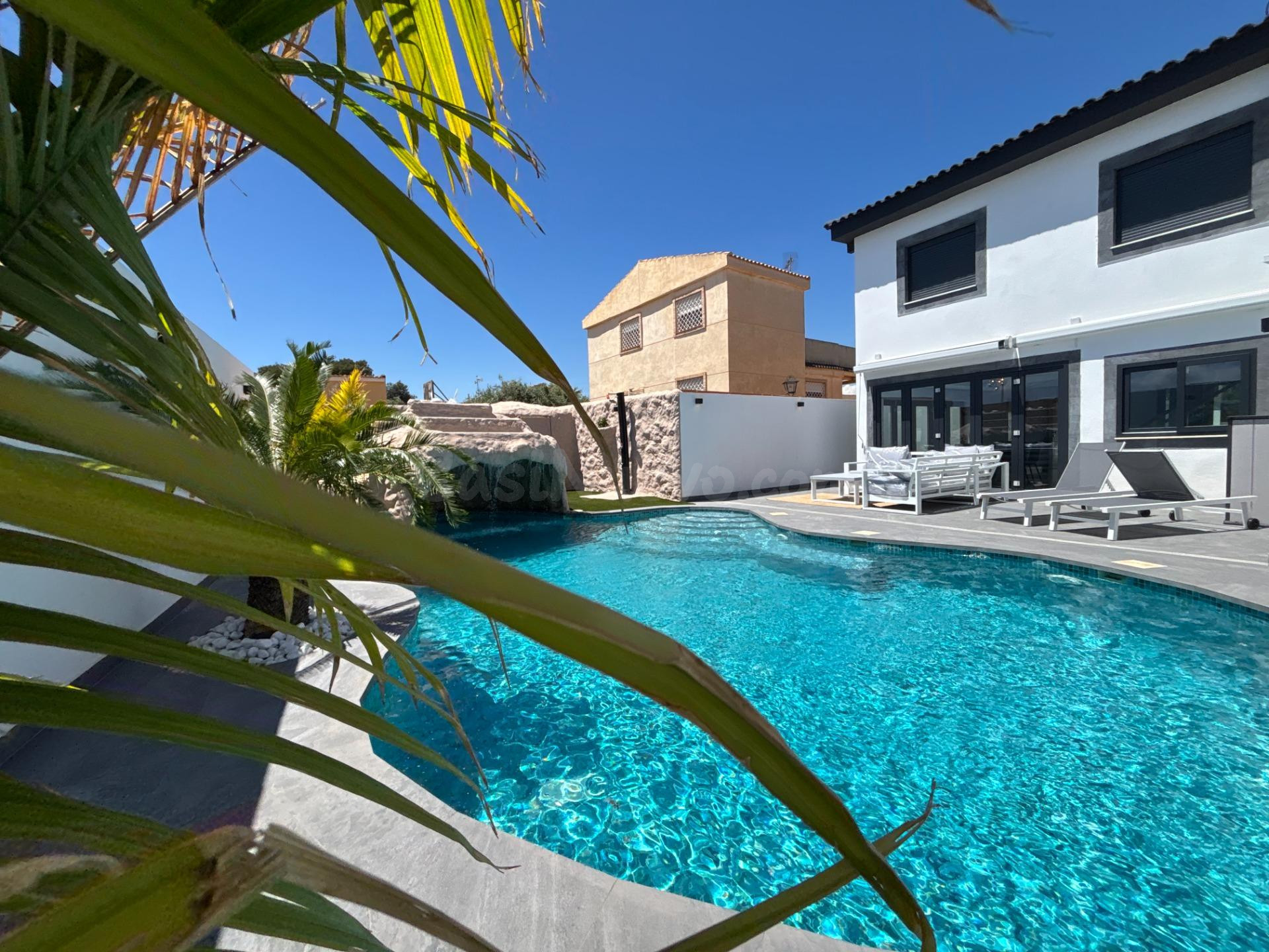 VILLA DE LUJO EN LOS URRUTIAS – PISCINA PRIVADA, JACUZZI Y DISEÑO EXCLUSIVO A 1 KM DEL MAR INCLUIDO TERRENO DE 484 M2 URBANO COLINDANTE - foto 2