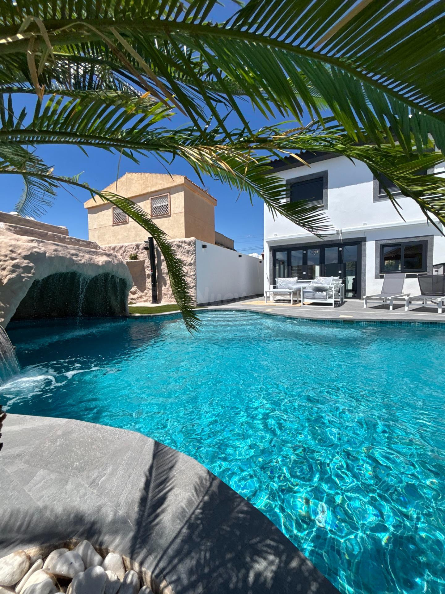 VILLA DE LUJO EN LOS URRUTIAS – PISCINA PRIVADA, JACUZZI Y DISEÑO EXCLUSIVO A 1 KM DEL MAR INCLUIDO TERRENO DE 484 M2 URBANO COLINDANTE - foto 3