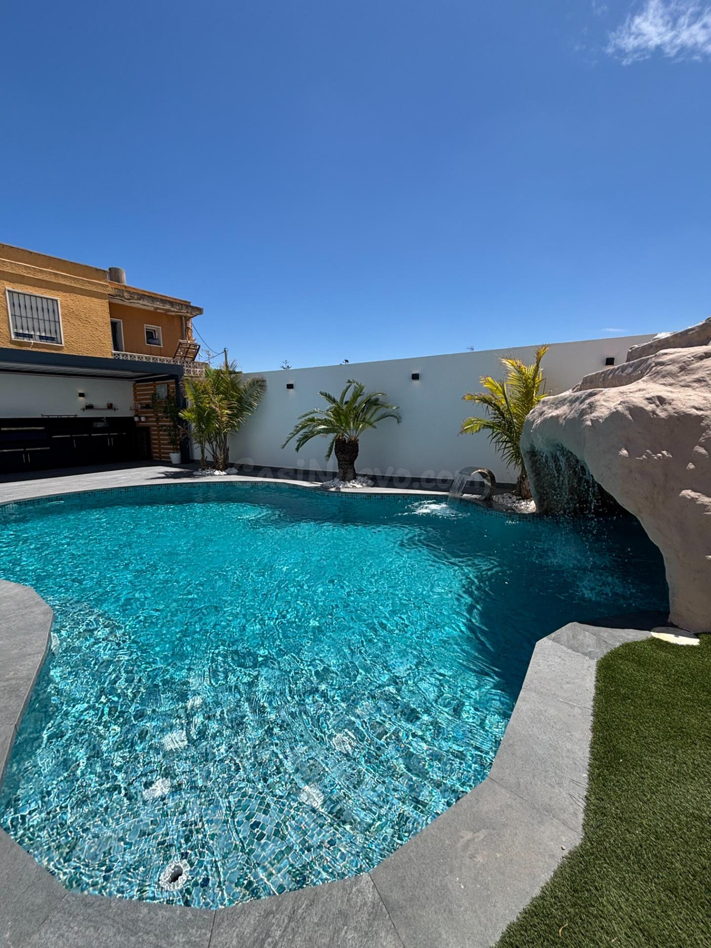VILLA DE LUJO EN LOS URRUTIAS – PISCINA PRIVADA, JACUZZI Y DISEÑO EXCLUSIVO A 1 KM DEL MAR INCLUIDO TERRENO DE 484 M2 URBANO COLINDANTE - foto 4