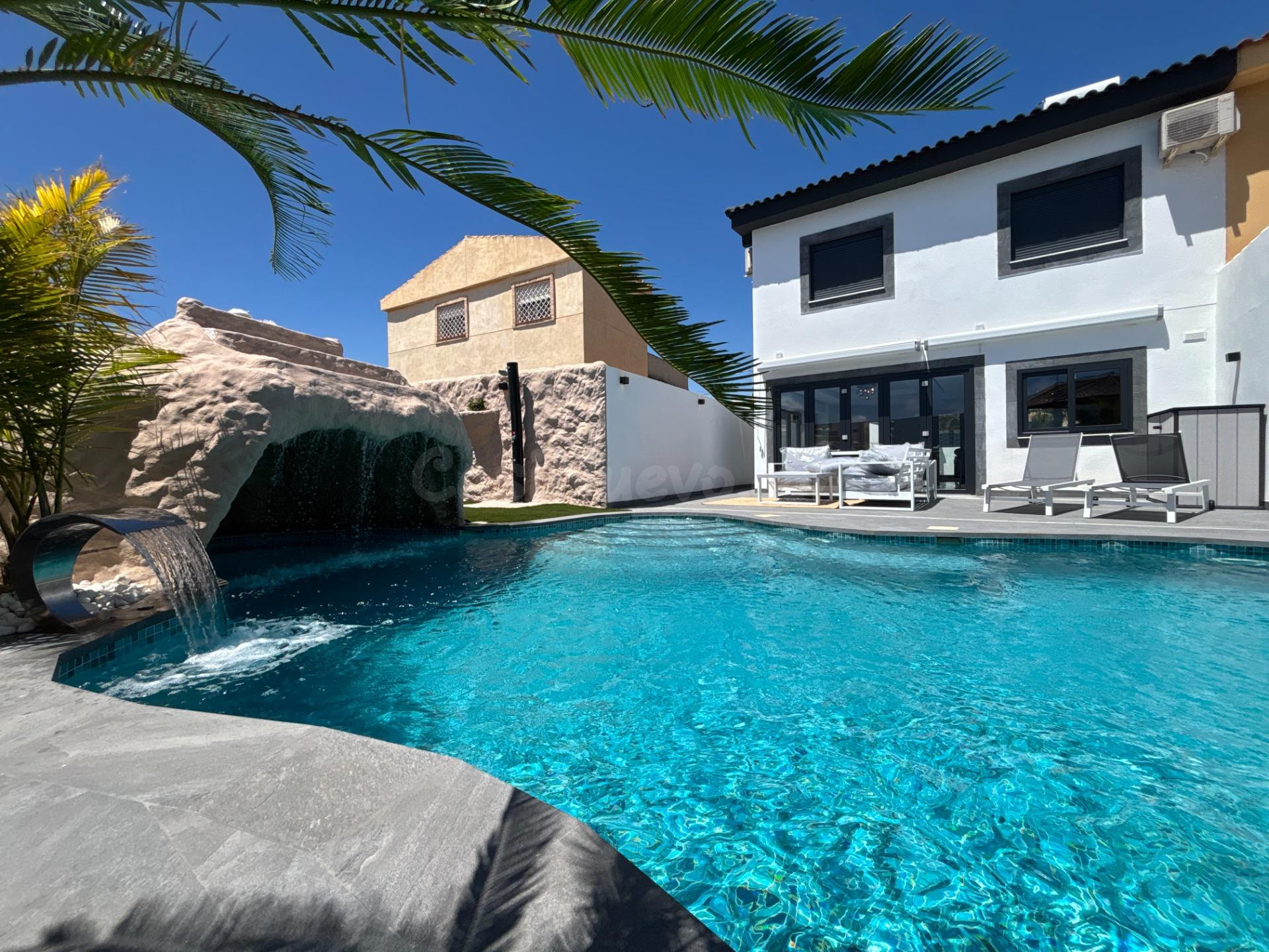 VILLA DE LUJO EN LOS URRUTIAS – PISCINA PRIVADA, JACUZZI Y DISEÑO EXCLUSIVO A 1 KM DEL MAR INCLUIDO TERRENO DE 484 M2 URBANO COLINDANTE - foto 5