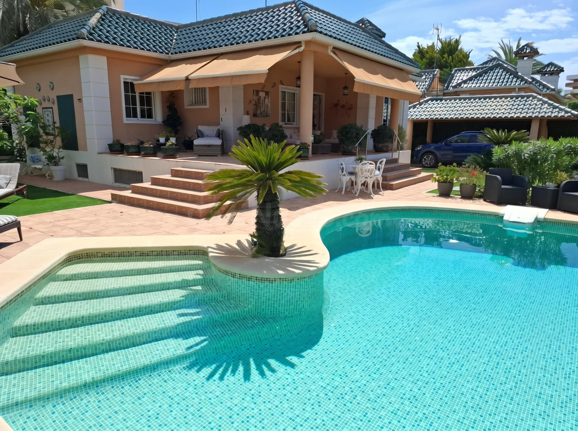 Chalet independiente en Arenales del Sol · 6 hab · 4 baños · Piscina · Garaje