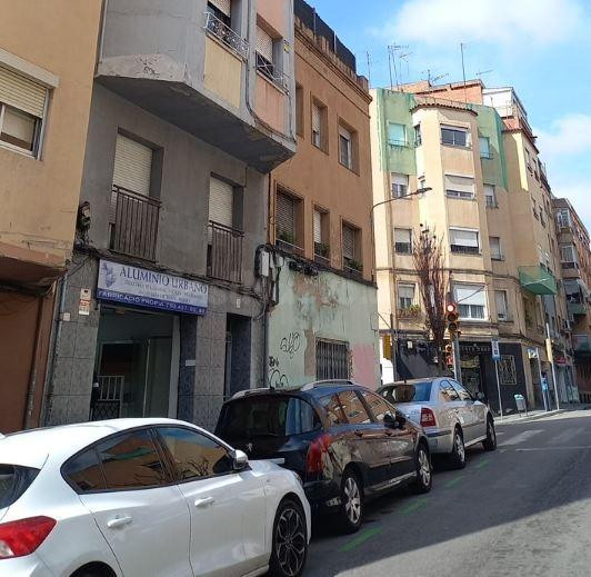 SE VENDE piso OKUPA en Calle Vinaros 25 de Hospitalet de Llobregat, Barcelona.