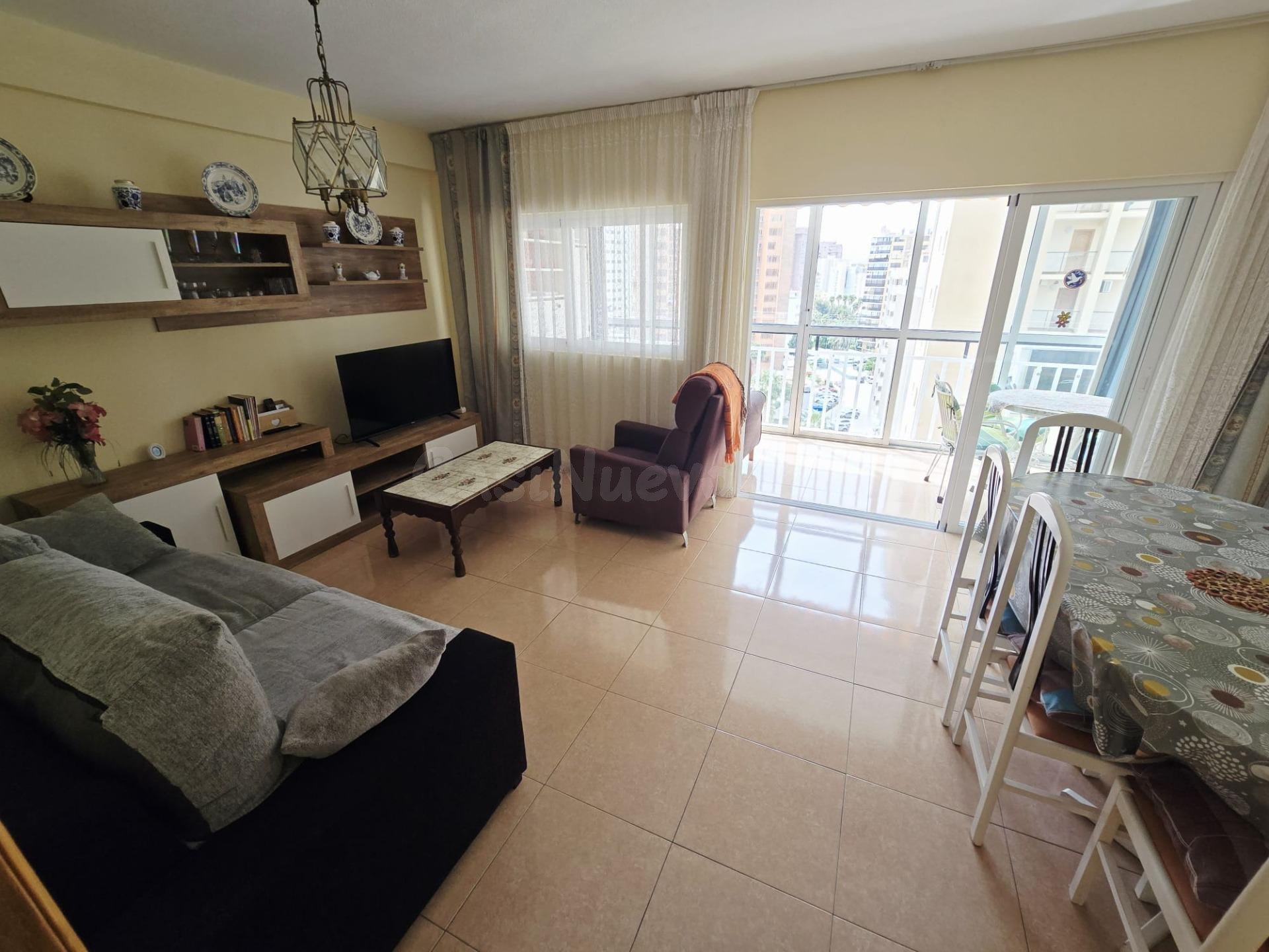 Luminoso piso de 2 dormitorios con terraza y piscina en pleno centro de Benidorm