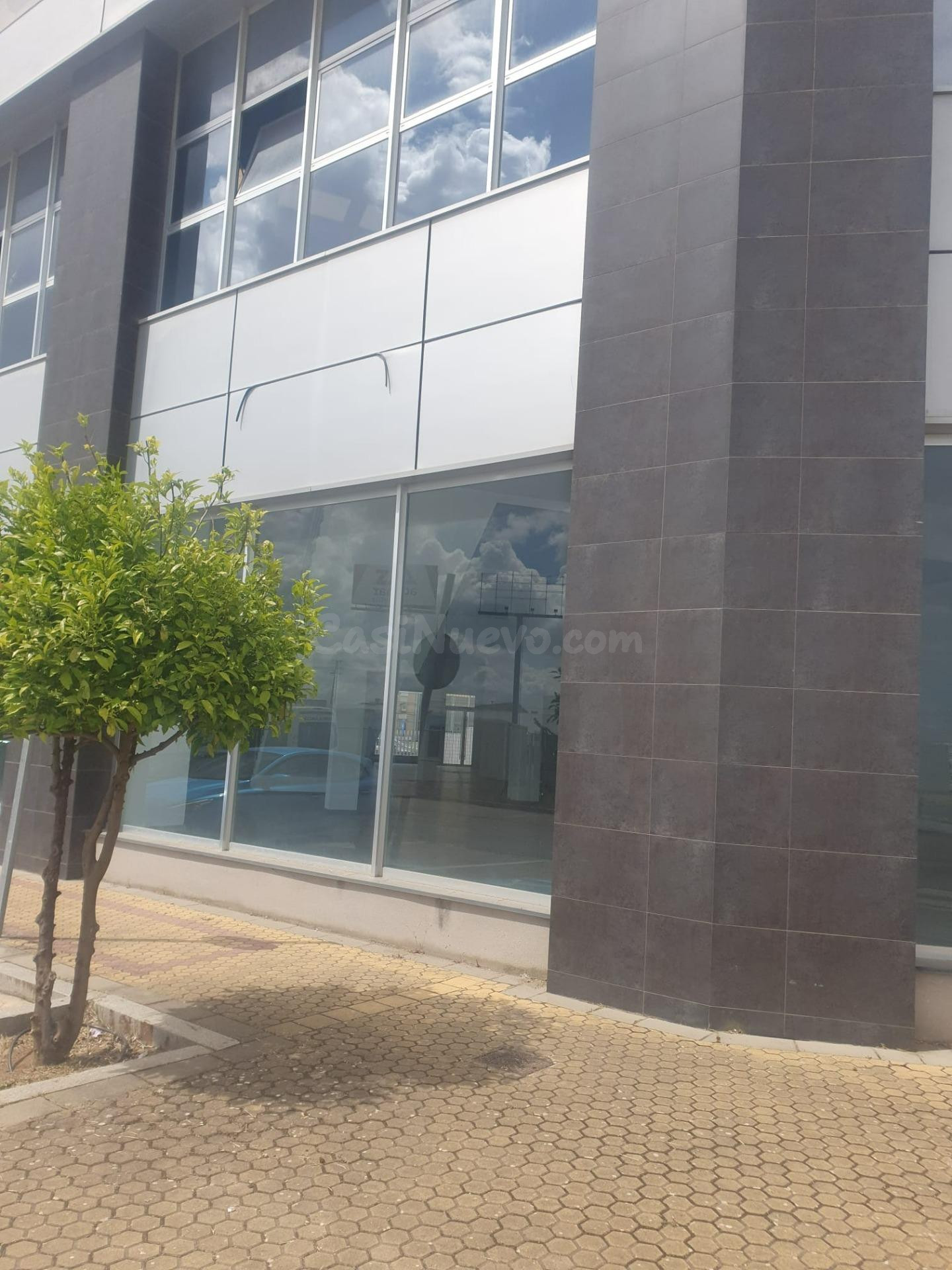 Oportunidad estratégica: Magnífica nave comercial a estrenar con ubicación privilegiada a pie de la autovía A-92