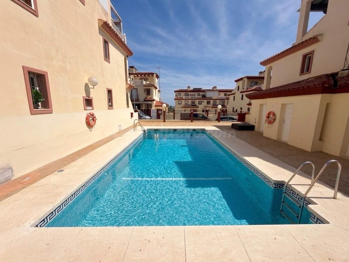Espectacular Chalet Adosado en Almayate: Luz, Amplitud y Máximo Ahorro Energético