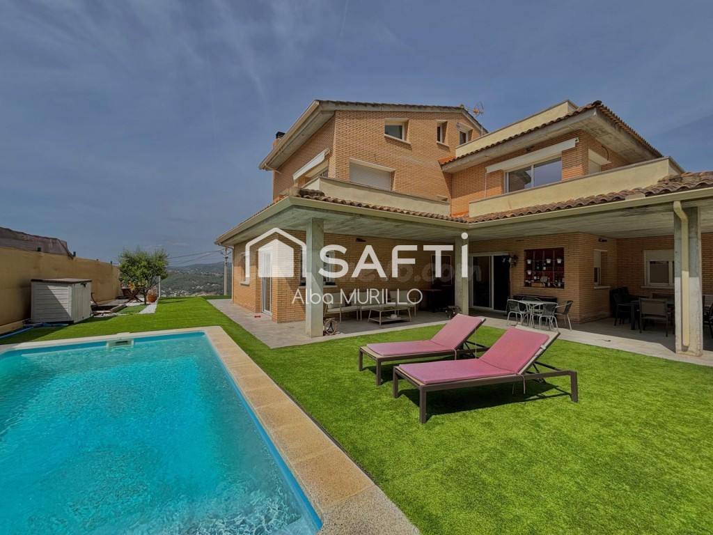 Precioso chalet unifamiliar con piscina, jardín y vistas a la montaña a 15 minutos de las playas de Sitges