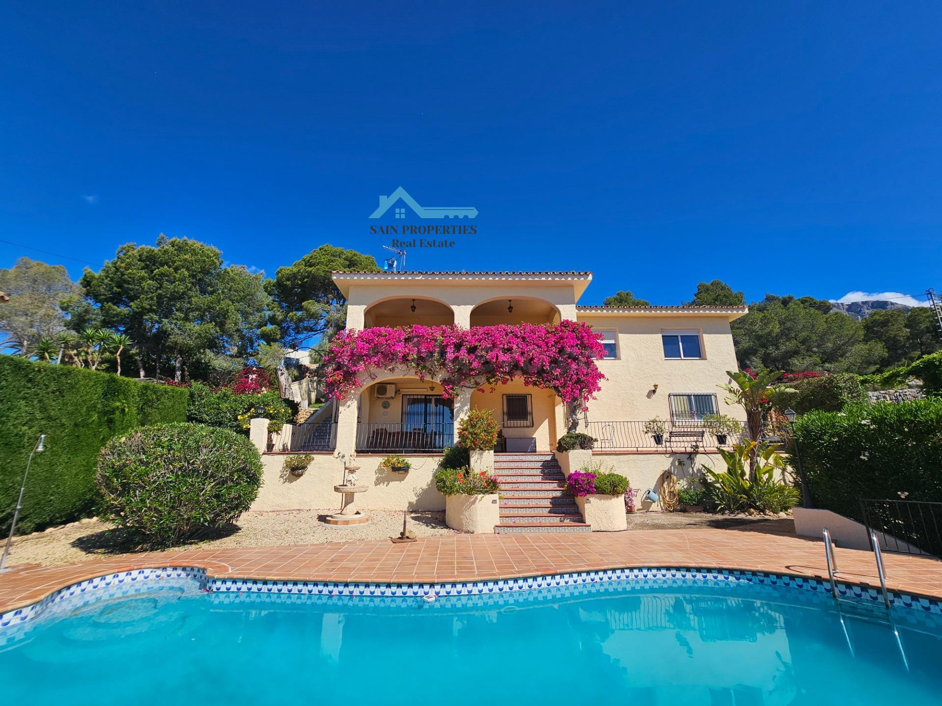 Espectacular villa mediterránea en Altea la Vella, con vistas al mar y piscina propia.