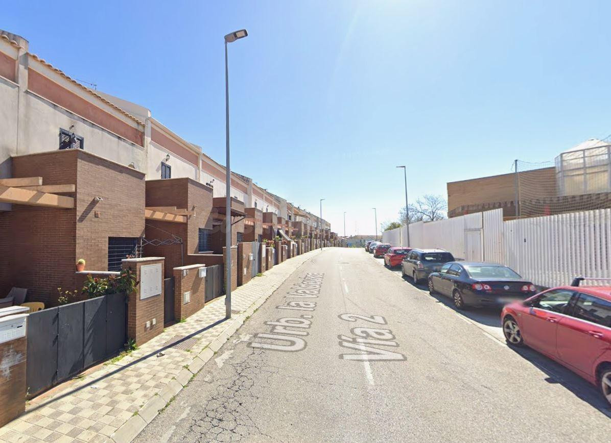 SE VENDE CASA ADOSADA OKUPADA EN C/ CaÑ±ada De Los Negreros  - foto 3