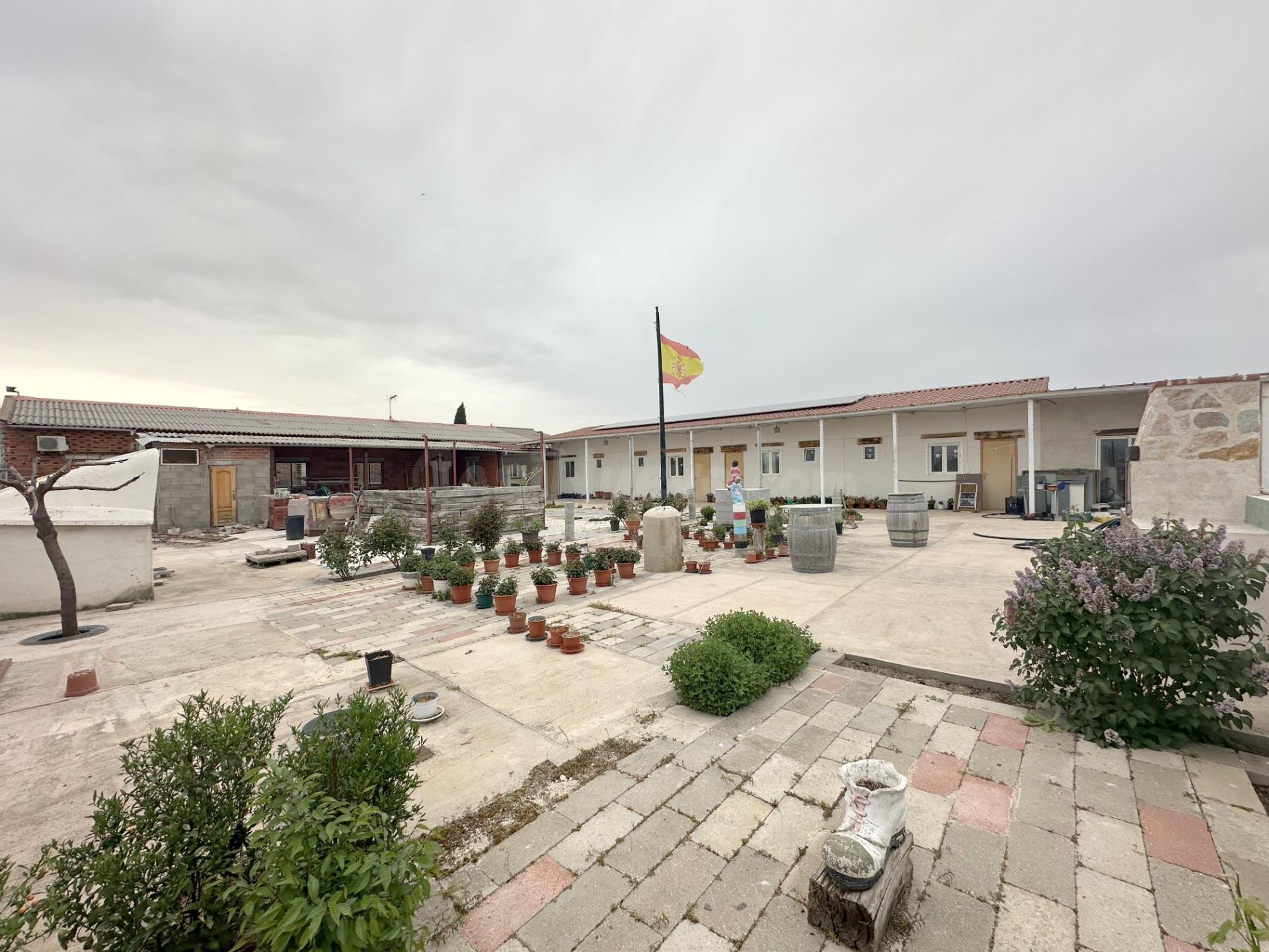Inversión única, amplia parcela con edificación y estudios e