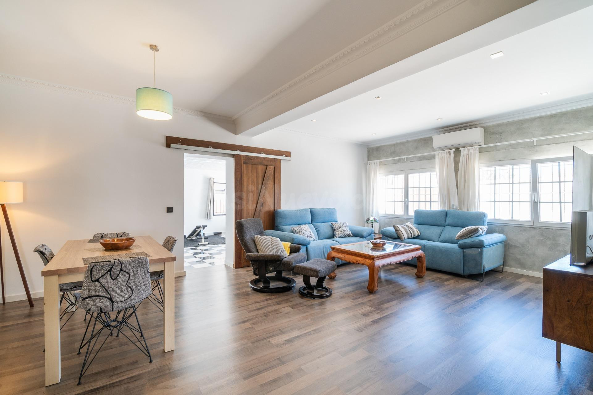 Villa independiente con piscina privada en Torreta Florida en Torrevieja