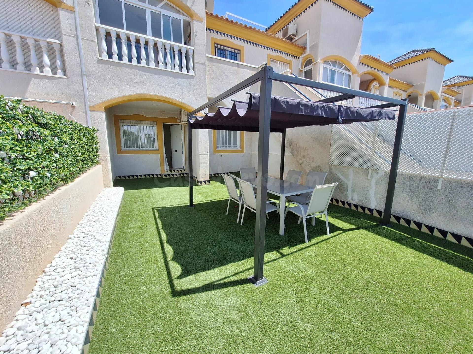 Encantador Bungalow en Torrevieja con Piscina comunitaria y Todo Exterior
