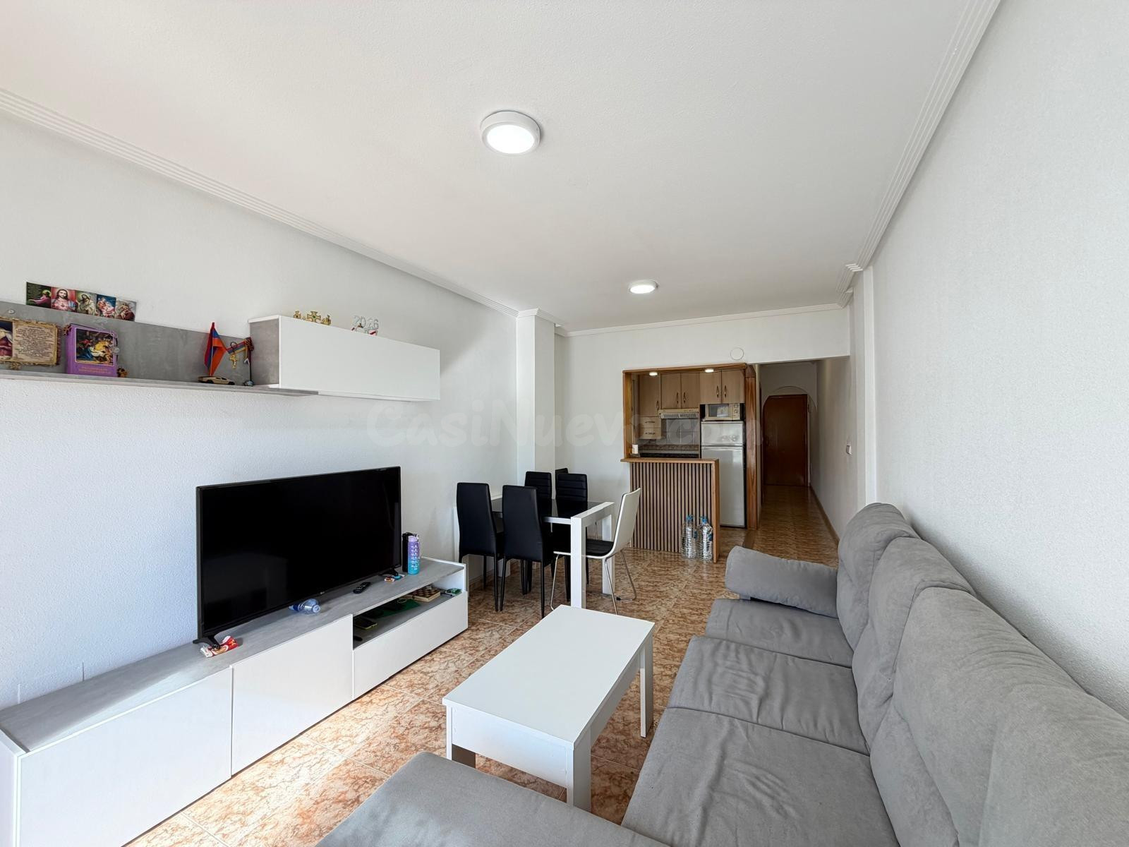 APARTAMENTO EN PRIMERA LÍNEA CON VISTAS AL MAR Y A 100 METROS DE PLAYA. 2 DORM. 1 BAÑO EN TORREVIEJA