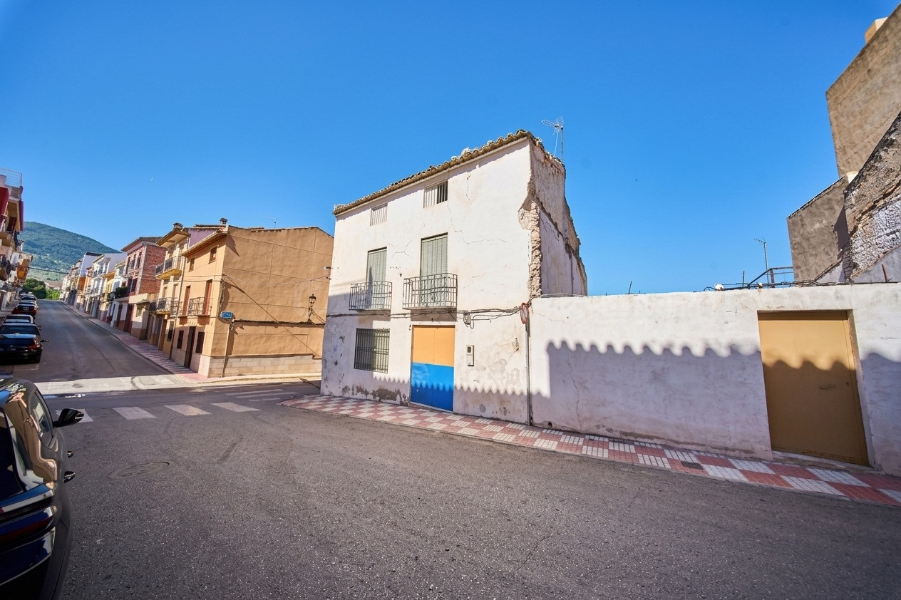 Gran edificio para rehabilitar (viviendas + local) en el corazón de Mancha Real