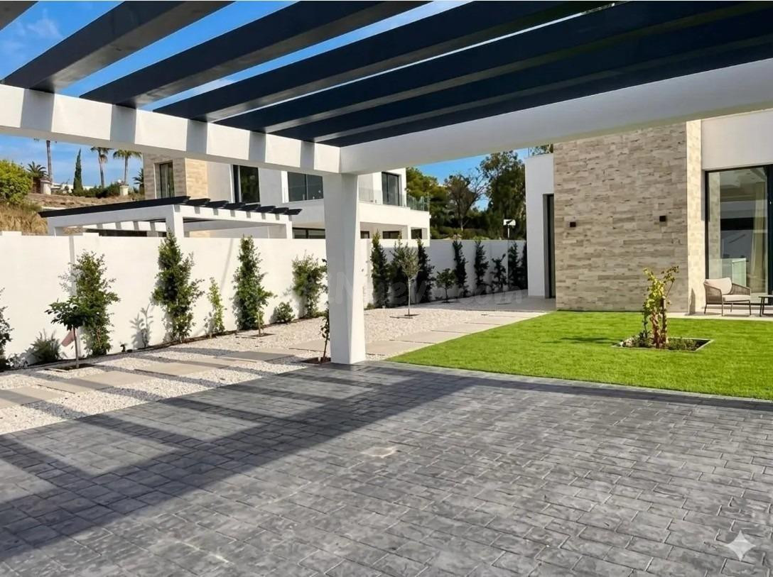 Exclusiva Villa Contemporánea en Atalaya: El Refugio Perfecto entre el Lujo y el Mediterráneo