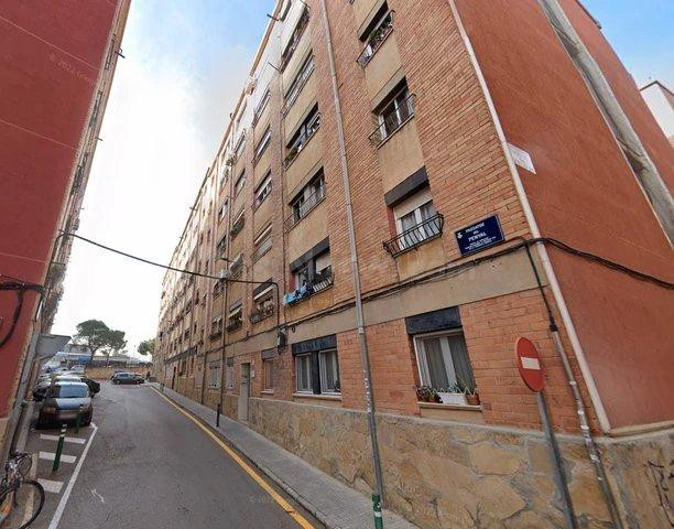 Se vende PISO OKUPADO en Pasaje Penyal Nº 4 de Terrassa (Barcelona).