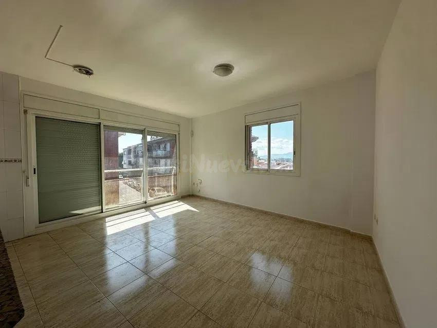 Se vende piso OKUPADO en Olesa de Montserrat, Barcelona.