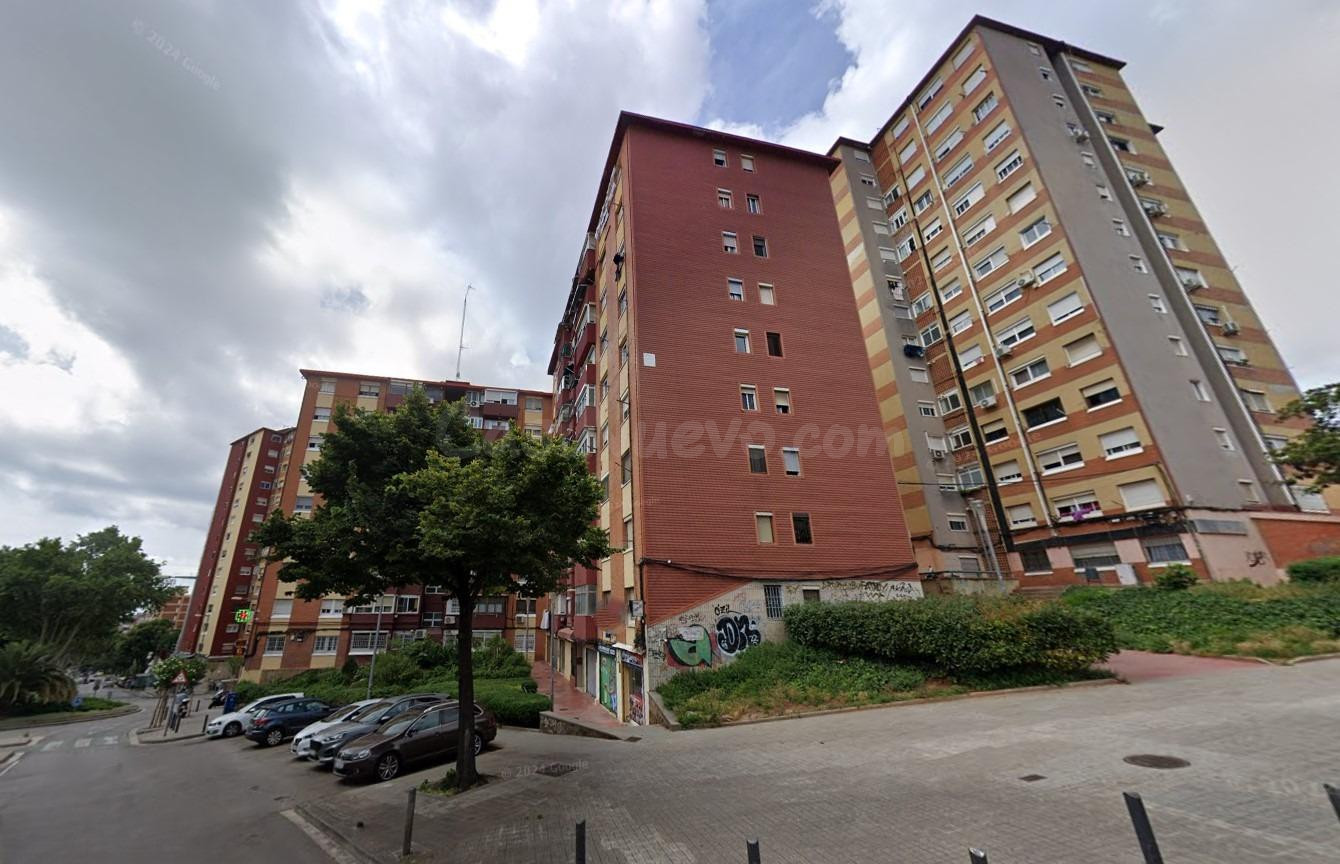 Se vende piso OKUPADO en Calle Atlántida 1 de Badalona (Barcelona).