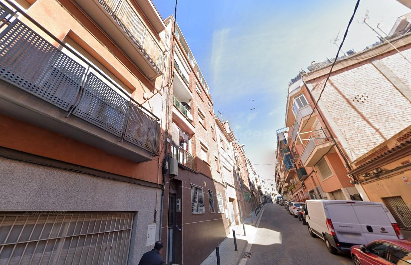 Se vende piso ALQUILADO en Calle Pons I Pons de Santa Coloma de Gramenet (Barcelona).