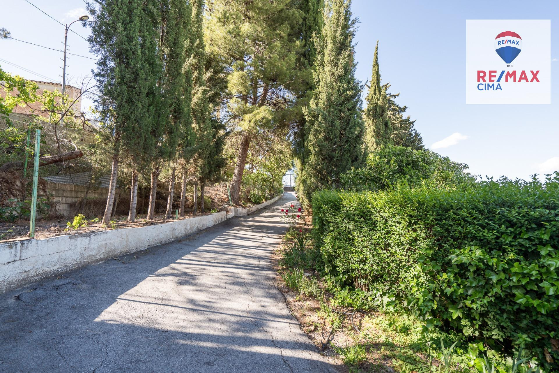 OPORTUNIDAD ÚNICA EN BAZA! Finca Exclusiva con Casa y Cueva Tradicional