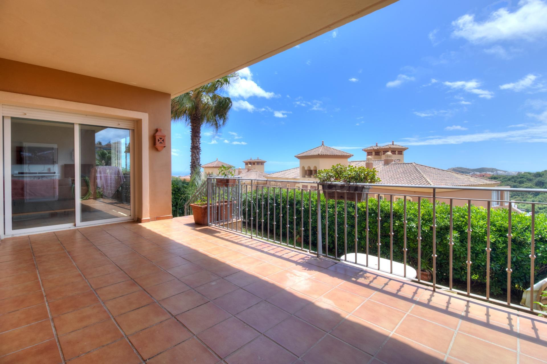 APARTAMENTO EXCLUSIVO CON ESPECTACULARES VISTAS AL MEDITERRÁNEO, JARDÍN PRIVADO Y TRES PISCINAS EN LA MAIRENA | MARBELLA ESTE