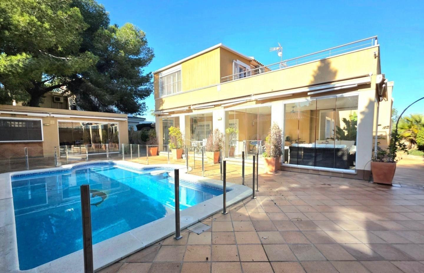 VILLA DE 5 DORMITORIOS Y 3 BAÑOS EN CAMPOAMOR ( ORIHUELA COSTA )
