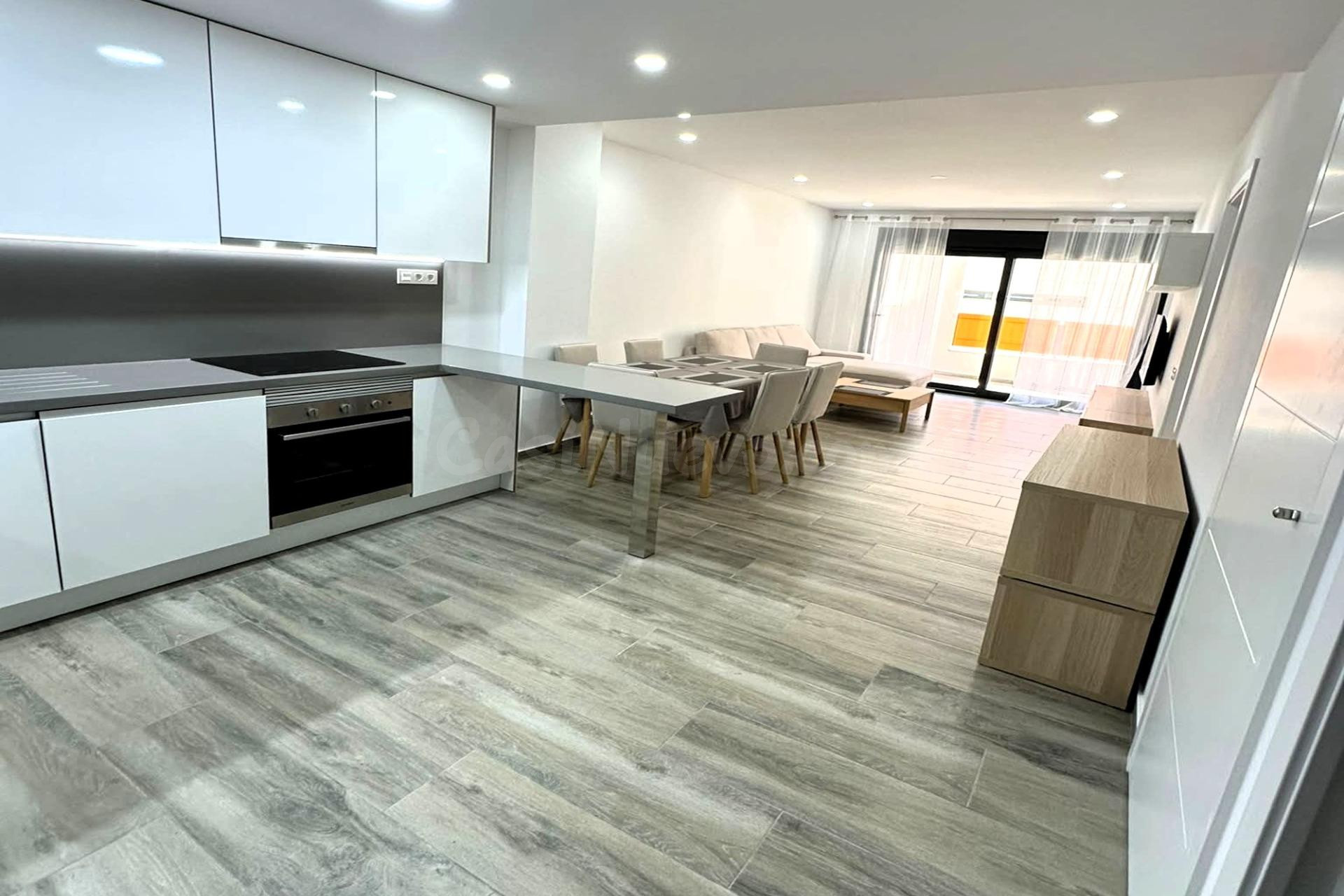 Apartamento construido en 2024 (109 m2 - 1.ª planta) en Alegria XVIII con piscina interior, sauna y gimnasio, en pleno centro de la ciudad, ¡a tan solo 300 m de Piscinas Naturales/Playa del Cura!