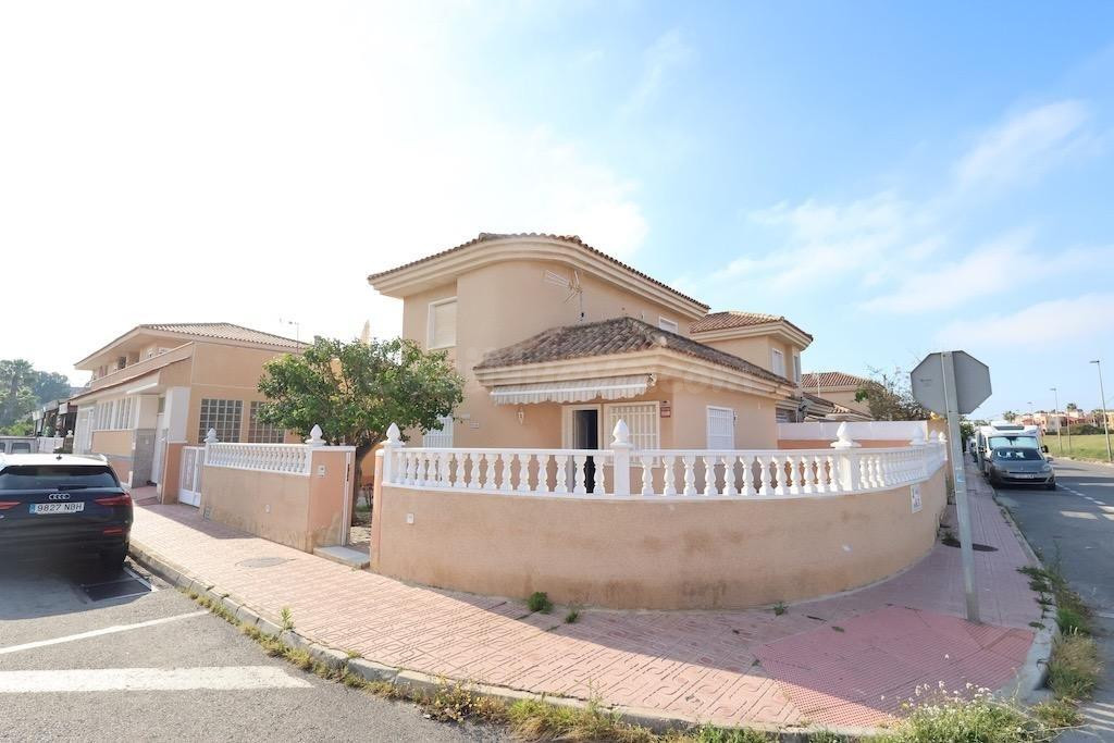 VILLA INDEPENDIENTE EN ESQUINA CON PISCINA PRIVADA | Los Balcones – Los Altos, Torrevieja