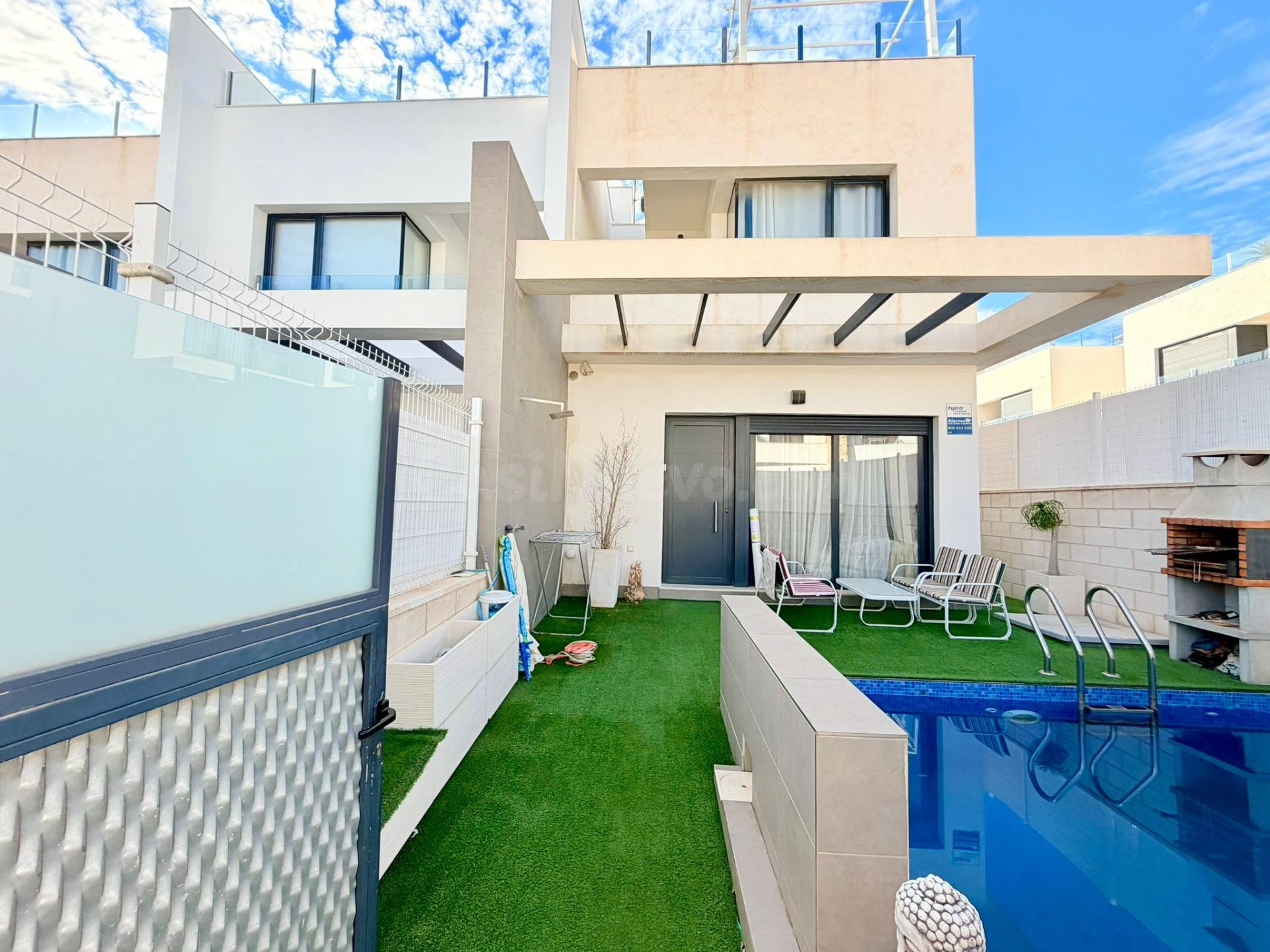Modern Corner Townhouse with Private Pool & Large Private Solarium – Entre Golf, Orihuela Costa