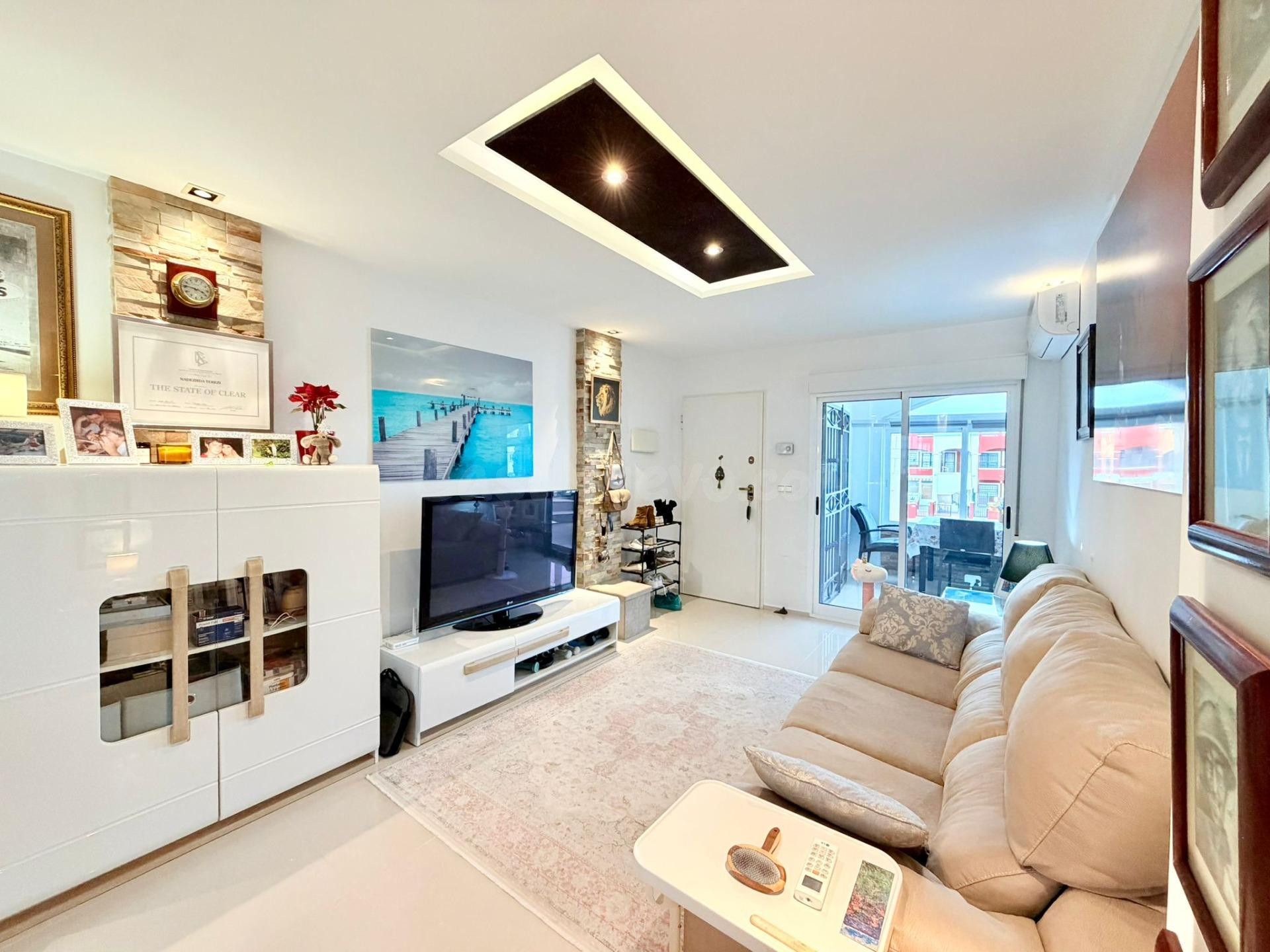 Bungalow en planta alta con gran solárium privado en zona residencial de Orihuela Costa