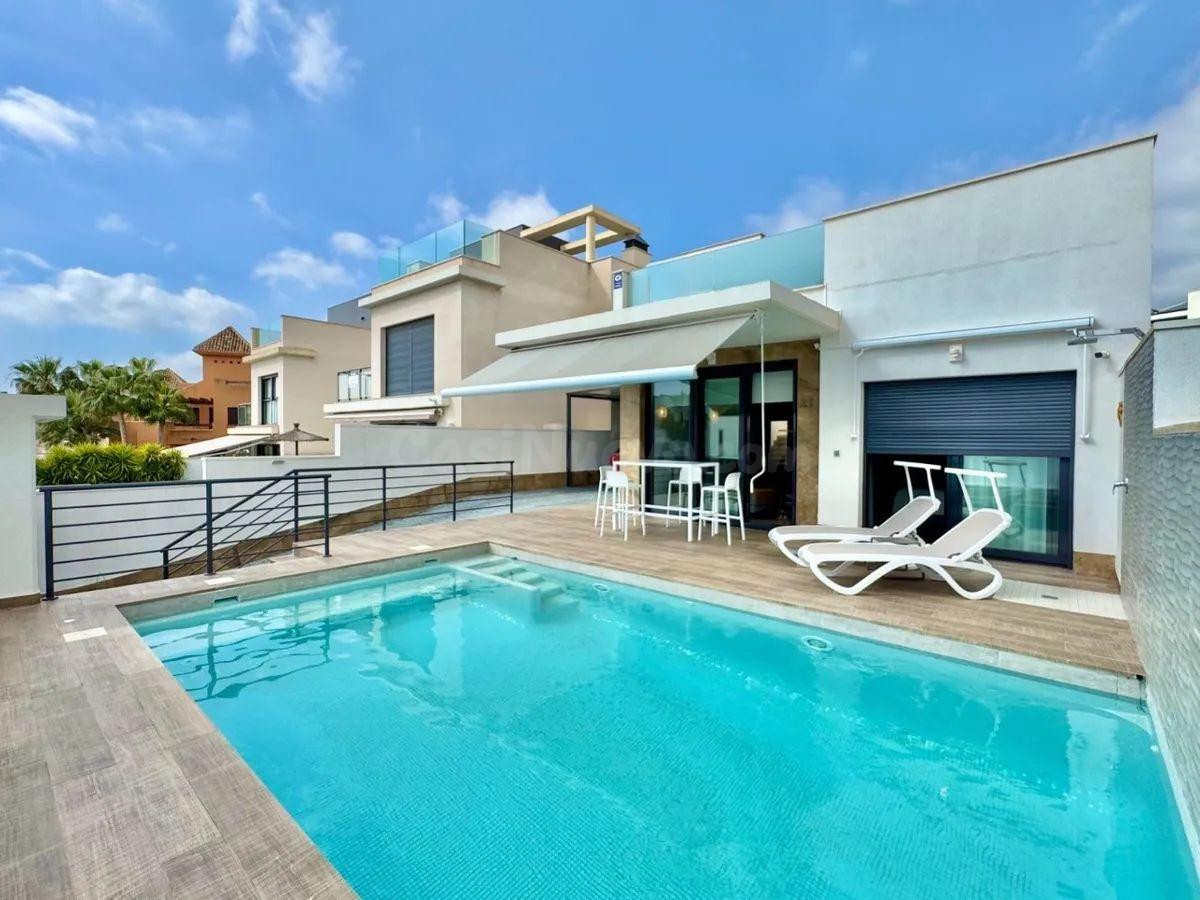 VILLA MODERNA CON PISCINA PRIVADA | San Miguel de Salinas